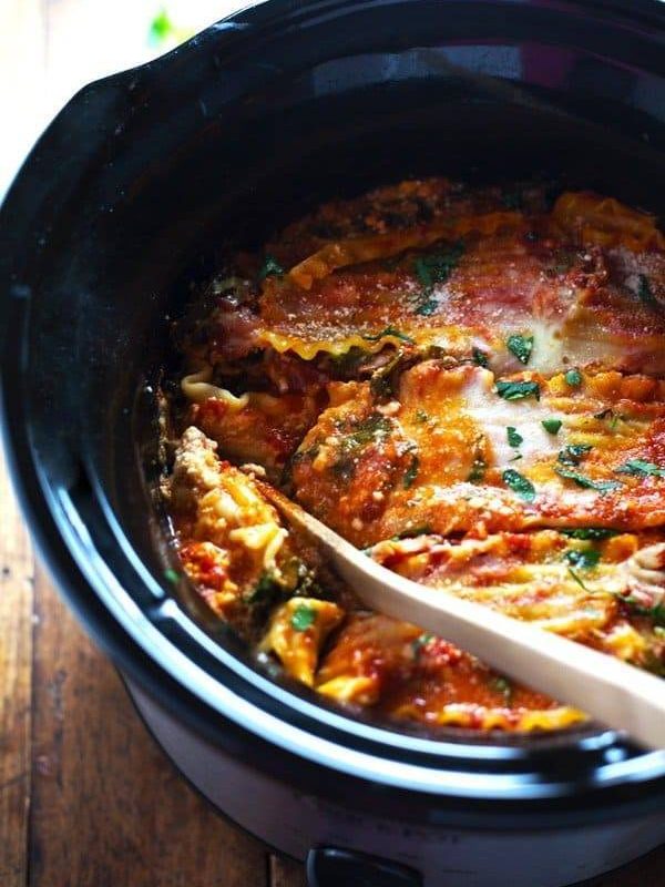 Super Easy Skinny Veggie Crockpot Lasagna - a handful of simple ingredients for a healthy family dinner. | https://global-wellness.news